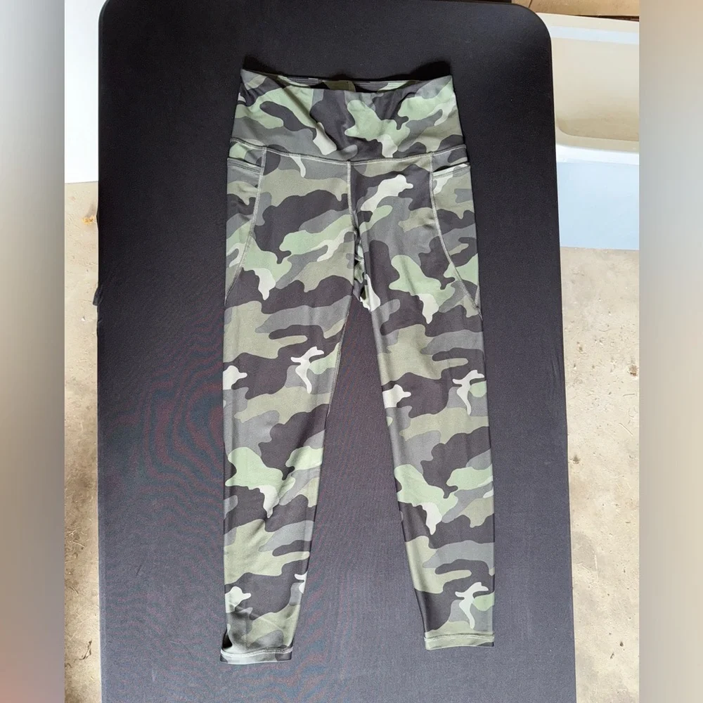 Old Navy Active Camo Leggings - Picture 1 of 3